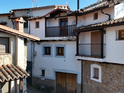 Casa rustica en venta en Casas Del Castañar, con 3 dormitorios, 2 baños, plaza de garaje y balcón
