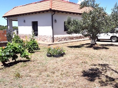 Chalet en venta en Plasencia, con 4 dormitorios, 2 baños, balcón y terraza
