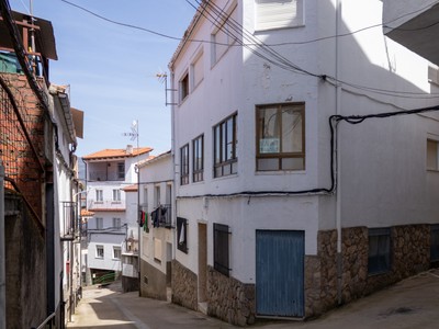 Casa rustica en venta en Casas Del Castañar, con 4 dormitorios, baño, aseo, trastero y 2 terrazas