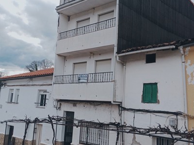 Edificio residencial en venta en Jerte, con 5 dormitorios, 4 baños, 2 balcones y terraza