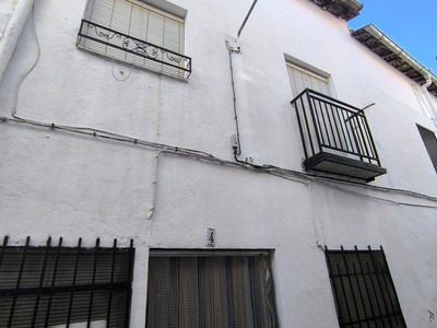 Casa en venta en Arroyomolinos De La Vera, con 4 dormitorios, baño, aseo, trastero, balcón y terraza