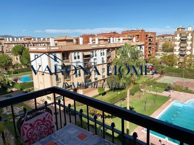 Piso en alquiler en Córdoba, Zoco, con 3 dormitorios, 2 baños y terraza