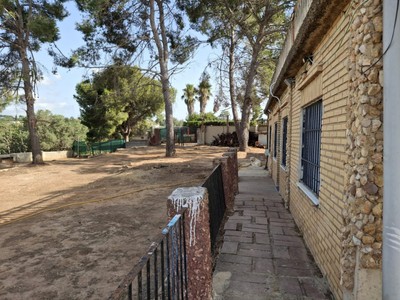 Casa en venta en Torrente, con 4 dormitorios, baño, trastero y terreno