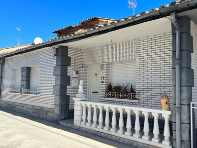 Casa en venta en San Adrian, con 3 dormitorios, baño, 2 plazas de garaje y trastero