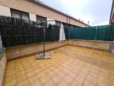 Duplex en alquiler en Mutilva, con 2 dormitorios, 2 baños, plaza de garaje y terraza