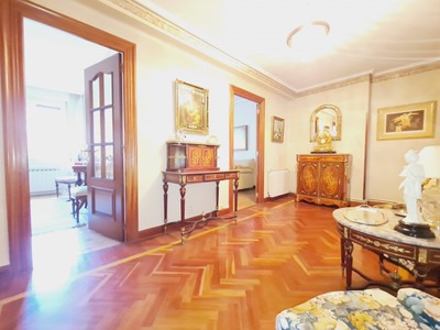 Piso en venta en Pamplona, con 4 dormitorios, baño y balcón