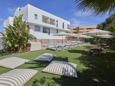 Apartamento en alquiler en Ibiza, Playa Den Bossa, con 1 dormitorio, baño, plaza de garaje y terraza