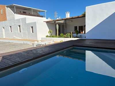 Chalet en alquiler en Sant Joan De Labritja, Cas Curredo, con 5 dormitorios, 2 baños, 4 plazas de garaje y 2 terrazas