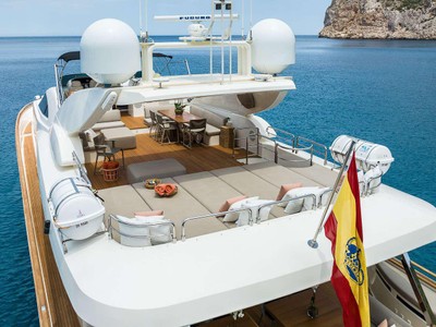 Flybridge del superyate B4 en Ibiza.