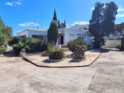 Chalet en alquiler en Sant Josep De Sa Talaia, Cala De Bou, con 3 dormitorios, 2 baños, 4 plazas de garaje, terraza y terreno