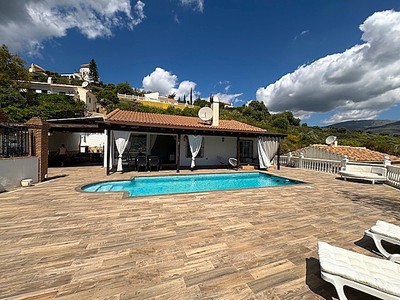 Chalet independiente en venta en La Viñuela, con 3 dormitorios, 2 baños, 2 plazas de garaje, trastero, 100 terrazas y terreno