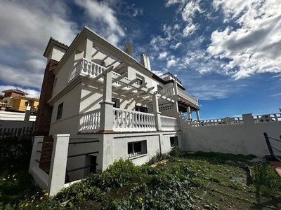 Chalet pareado en venta en Torre Del Mar, con 4 dormitorios, 2 baños, plaza de garaje, trastero, 2 balcones, 70 terrazas y terreno
