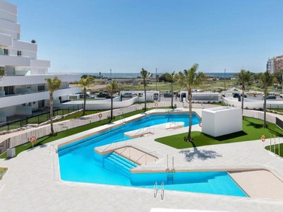 Piso en venta en Torre Del Mar, Poniente - Faro, con 2 dormitorios, 2 baños, 2 aseos, plaza de garaje, trastero y 20 terrazas