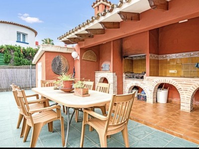 Chalet en venta en Dénia, con 3 dormitorios, 2 baños, aseo, 5 plazas de garaje, trastero, terraza y terreno