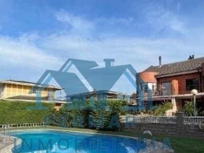 Chalet en venta en Castro Urdiales, Ostende, con 3 dormitorios, 4 baños y plaza de garaje