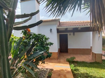 Chalet en venta en Chiclana De La Frontera, Dehesilla, con 3 dormitorios, 2 baños y terreno