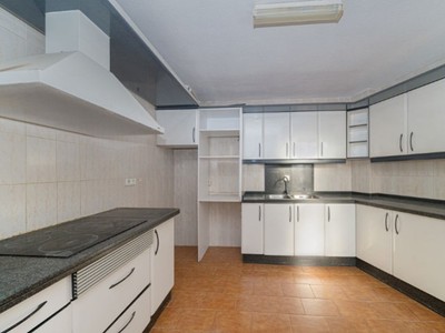 Piso en venta en Lalfas Del Pi, con 4 dormitorios, 2 baños, aseo y plaza de garaje