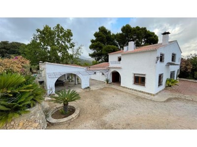 Chalet en venta en Polop, con 8 dormitorios y 4 baños