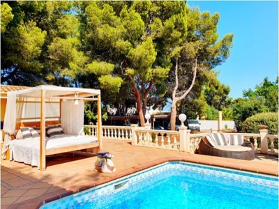 Chalet en venta en La Nucia, con 6 dormitorios y 5 baños