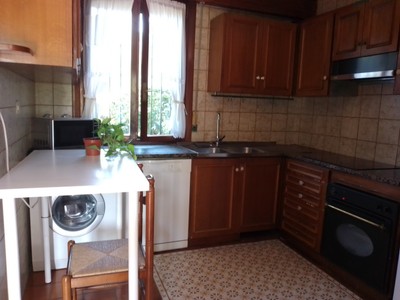 Casa en alquiler en Sondika, con 3 dormitorios, 2 baños, trastero, 2 terrazas y terreno