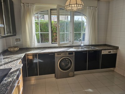 Chalet en venta en Loiu, con 5 dormitorios, 3 baños, aseo, 2 plazas de garaje, trastero y terreno