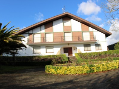 Chalet en venta en Larrabetzu, con 10 dormitorios, 5 baños, 2 aseos, 4 plazas de garaje, trastero, 3 balcones y terreno