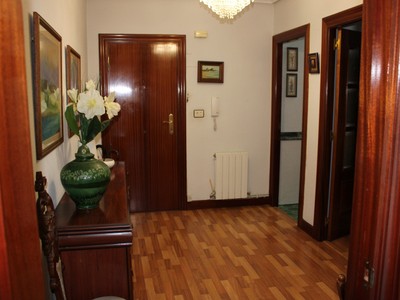 Piso en venta en Derio, con 3 dormitorios, baño, aseo y terraza