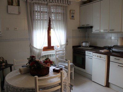 Piso en venta en Sondika, con 3 dormitorios, baño y plaza de garaje