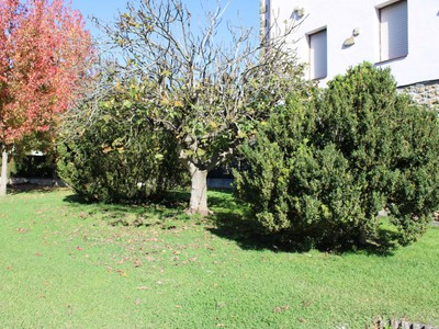 Piso en venta en Lezama, con 2 dormitorios, baño, trastero y terreno