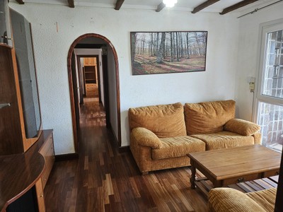 Piso en venta en Derio, con 3 dormitorios, baño y balcón