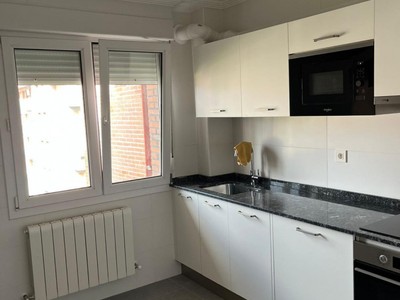 Piso en alquiler en Derio, con 2 dormitorios, baño y balcón