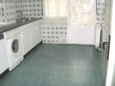 Piso en venta en Lezama, con 3 dormitorios, baño y balcón