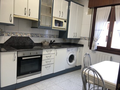 Piso en venta en Zamudio, con 3 dormitorios, baño y balcón