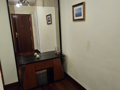Piso en venta en Derio, con 3 dormitorios, baño y balcón