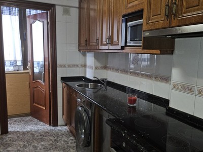 Piso en venta en Derio, con 3 dormitorios, baño y balcón