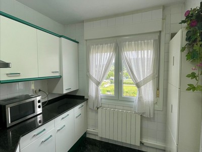 Piso en venta en Zamudio, con 3 dormitorios, baño y 2 balcones
