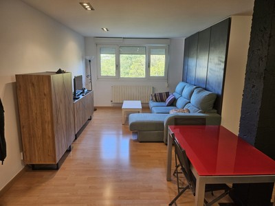 Piso en venta en Lezama, con 3 dormitorios, baño y terraza