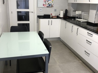Piso en venta en Sondika, con 3 dormitorios, baño y 2 balcones