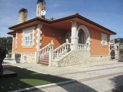 Chalet en venta en Aranda De Duero, La Calabaza, con 4 dormitorios, 2 baños, aseo, 3 plazas de garaje y trastero