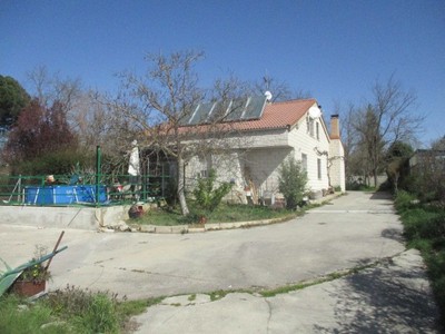 Chalet en venta en Aranda De Duero, con 4 dormitorios, 2 baños, aseo y 8 plazas de garaje