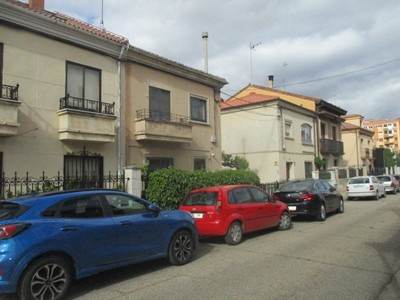 Chalet en venta en Aranda De Duero, con 3 dormitorios, baño, aseo, balcón y terreno