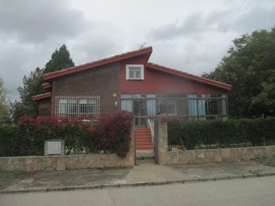 Chalet en venta en Aranda De Duero, La Calabaza, con 5 dormitorios, 3 baños, plaza de garaje, trastero, 2 terrazas y terreno