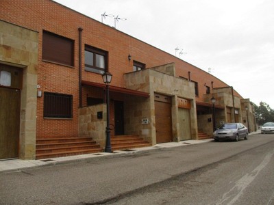 Chalet en venta en Fresnillo De Las Dueñas, con 4 dormitorios, 3 baños, plaza de garaje, trastero y 3 terrazas