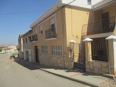 Piso en venta en Fuentespina, con 4 dormitorios, 2 baños, aseo, 3 plazas de garaje, balcón, terraza y terreno