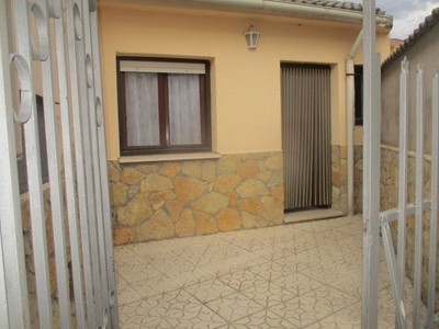 Casa en venta en Zuzones, Centro, con 5 dormitorios, baño, aseo y terreno