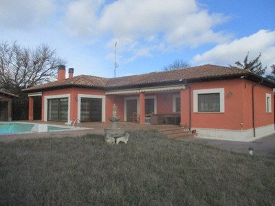 Chalet en venta en Aranda De Duero, con 3 dormitorios, 4 baños, aseo, 3 plazas de garaje y terreno