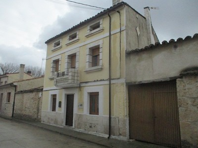 Casa en venta en Baños De Valdearados, con 6 dormitorios, baño y balcón