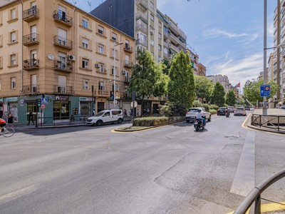 Piso en venta en Granada, con 4 dormitorios, baño y trastero
