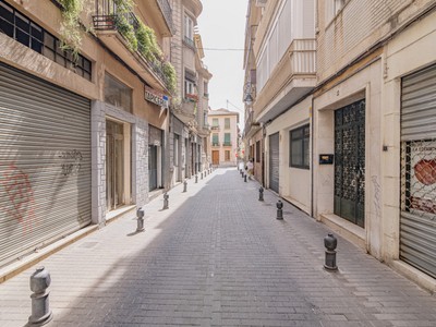 Piso en venta en Granada, con 3 dormitorios, baño y balcón