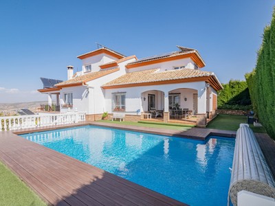 Casa en venta en Monachil, con 4 dormitorios, 2 baños, 2 aseos, 2 plazas de garaje, trastero y terreno